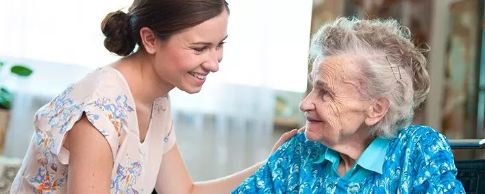 Alte Frau mit pflegender Angehöriger