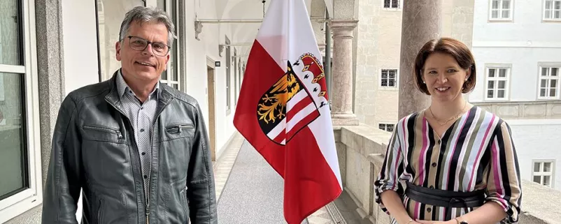 Leopold Gartner, Bürgermeister von Vorderweißenbach, und Landesrätin Michaela Langer-Weninger