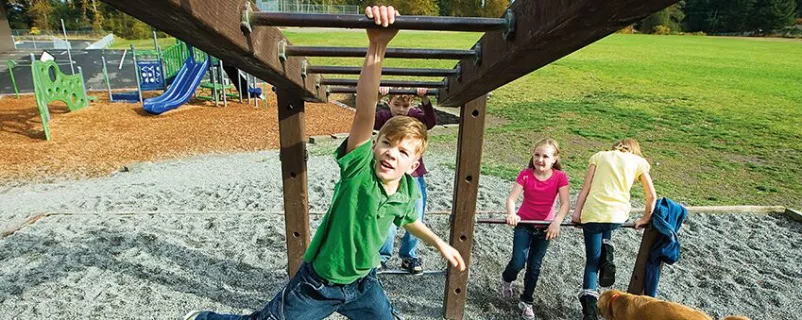 Kinder am Spielplatz
