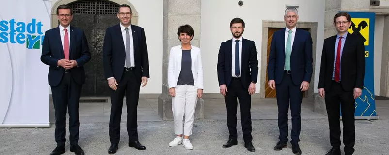 Landesrat Markus Achleitner, Bürgermeister Markus Vogl, Daniela Zeiner, Geschäftsführerin TIC Steyr und Vorstandsvorsitzende der EEG Steyr, Patrick Wieser, Prokurist Raiffeisenbank Steyr und Vorstandsmitglied der EEG Steyr, Andreas Schmidbauer, Direktor der Raiffeisenbank Steyr, und Norman Eichinger, Direktor des Raiffeisenverbandes OÖ.