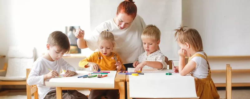 Kindergartenkinder mit Betreuerin