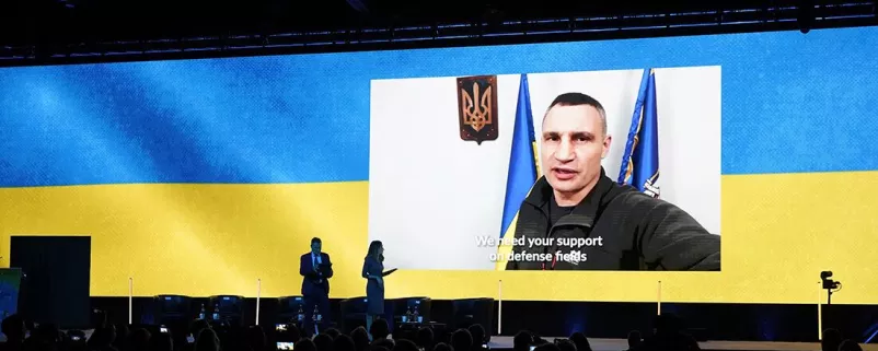  Vitali Klitschko, Bürgermeister der belagerten ukrainischen Hauptstadt Kiew, war beim Plenum des AdR in einer Liveübertragung zugeschalten.