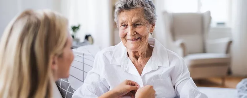 Alte Frau mit Pflegerin