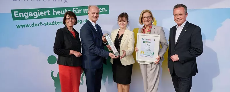 Maria Forstner, Obfrau der Dorf- und Stadterneuerung NÖ, Martin Bruckner, Bürgermeister von Großschönau, Brigitte Ribisch, Vizepräsidentin des NÖ Gemeindebundes, Landeshauptfrau Johanna Mikl-Leitner und Hubert Trauner, Leiter des Fachbereiches Dorf- und Stadterneuerung beim Amt der NÖ Landesregierung