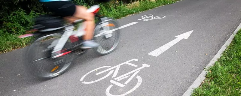Radfahrer auf einem Radweg