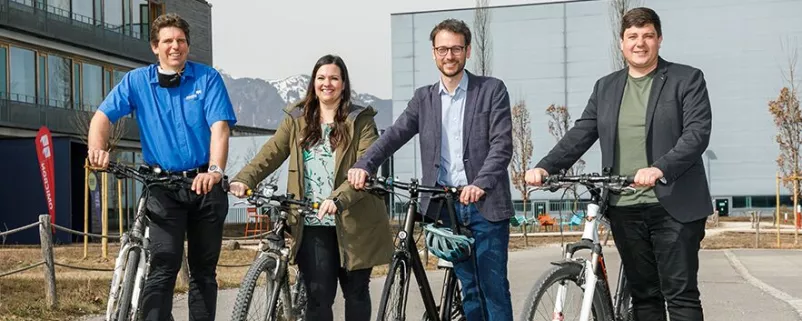 Wolfgang Schenk (Firma Omicron), Radverkehrsbeauftrage Katharina Schwendinger, Landesrat Daniel Zadra und Bürgermeister Simon Morscher (Gemeinde Klaus).