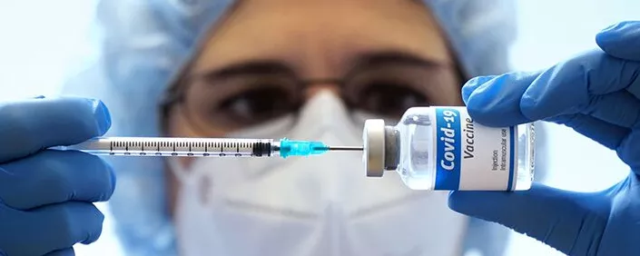 Ärztin zieht Impfstoff auf
