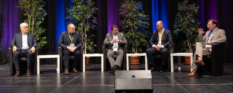 Reinhold Pobaschnig vom Land Kärnten, FLGÖ-Obmann Franz Haugensteiner, Trend-Experte Harald Pitters, Raiffeisen-Experte Markus Ecker und Moderator Walter Gröblinger.