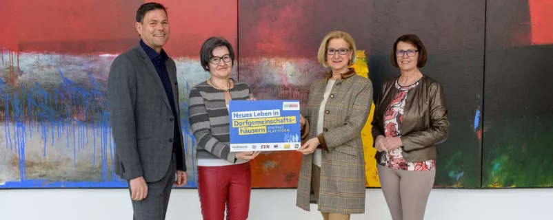 NÖ.Regional-Geschäftsführer Walter Kirchler, Sabine Bauer, Obfrau des Dorferneuerungsvereins „Mitten im schönen Sparbach“, Landeshauptfrau Johanna Mikl-Leitner und NÖ Dorf- und Stadterneuerungsobfrau Maria Forstner.