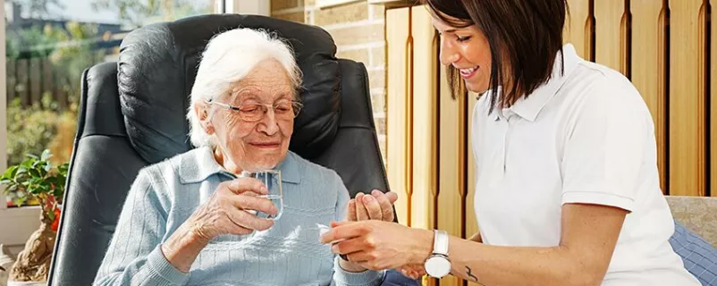 Seniorin und Pflegerin