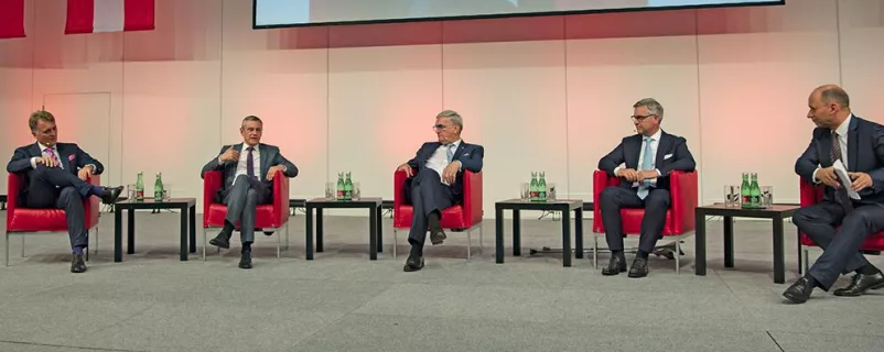 , Kommunalkredit-Vorstandsvorsitzender Bernd Fislage, Heinrich Schaller, Generaldirektor der Raiffeisenlandesbank Oberösterreich, Gemeindebund-Präsident Alfred Riedl, Finanzminister Magnus Brunner und Moderator Thomas Hofer.