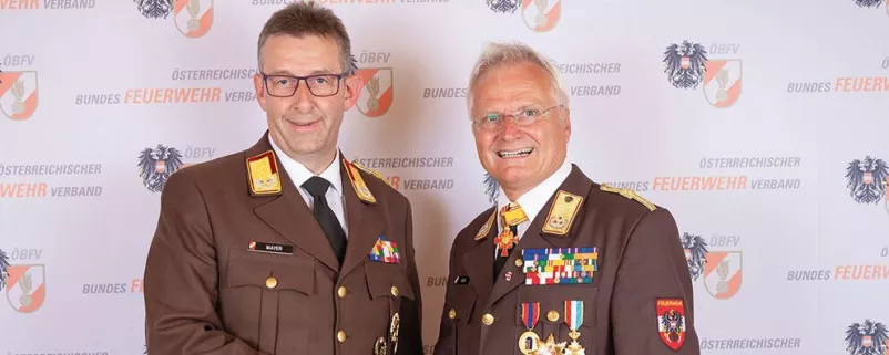 Feuerwehrchef Robert Mayer und sein Vorgänger Albert Kern