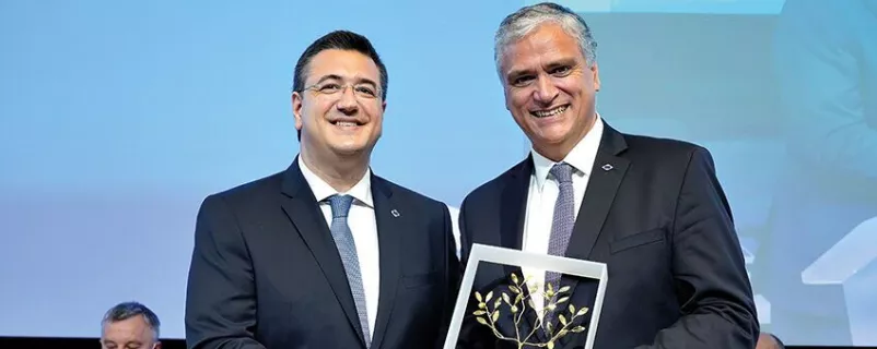 Vasco Alves Cordeiro (r.) mit seinem Vorgänger Apostolos Tzitzikostas.
