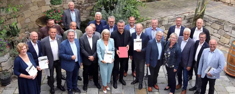 Die Bürgermeisterinnen und Bürgermeister der Region „Nord 1“ bei der Präsentation des neuen Leitbilds für die Region Neusiedler See – Parndorfer Platte