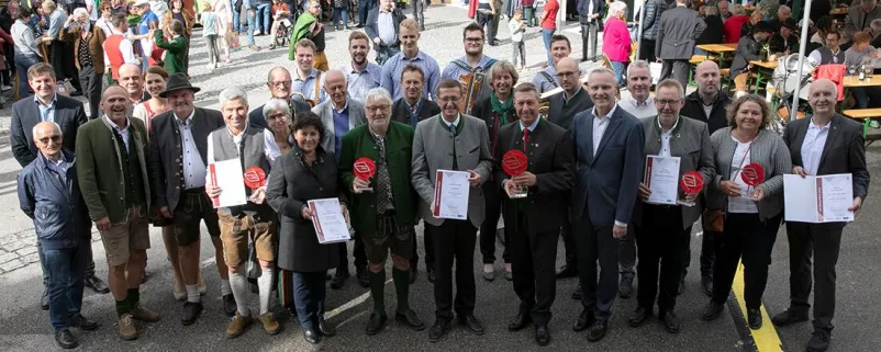 Landesrat Markus Achleitner mit Vertreterinnen und Vertretern des Landessiegers und der vier Viertelsieger beim OÖ. Ortsbildpreis 2022.
