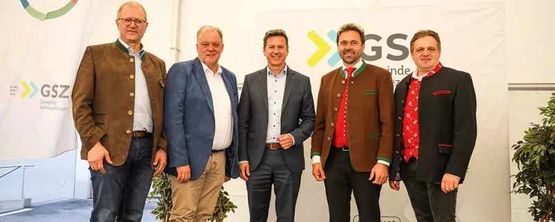 Die Bürgermeister Erich Stampfer, Martin Treffner, Dietmar Rauter und Gerhard Altziebler, hier mit Gemeindereferent und Landesrat Daniel Fellner (Mitte) bei der Präsentation des Kompetenzzentrums.
