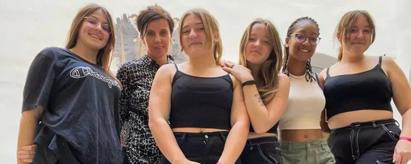 Die Bürgermeisterin von Schwanenstadt, Doris Staudinger, nahm an der Aktion „Girls in Politics“ teil und führte fünf Mädchen durch die Gemeinde.