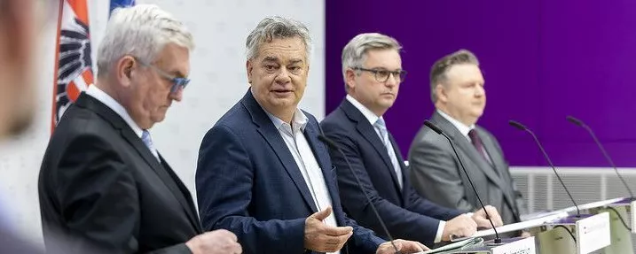 Gemeindebund-Präsident Alfred Riedl, Vizekanzler Werner Kogler, Finanzminister Magnus Brunner und Städtebund-Präsident Michael Ludwig.