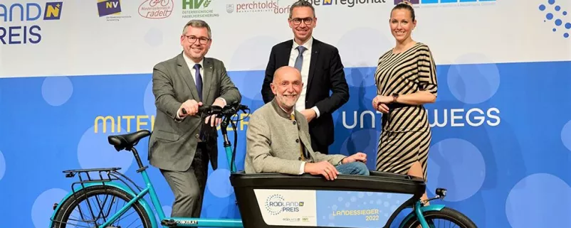 Der Siegergemeinde Schweiggers wird ein Transportfahrrad ein Jahr kostenlos zur Verfügung gestellt. Im Bild: Landesrat Ludwig Schleritzko, Bürgermeister Josef Schaden,  Mario Winkler (Österreichische Hagelversicherung) und Radland NÖ-Geschäftsführerin Susanna Hauptmann.