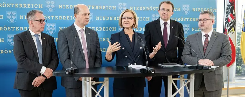 Der Präsident des SP-Gemeindevertreterverbandes Rupert Dworak, der Präsident des NÖ Gemeindebundes Johannes Pressl, Landeshauptfrau Johanna Mikl-Leitner, der Vorsitzende des NÖ Städtebundes Matthias Stadler und Finanzlandesrat Ludwig Schleritzko.