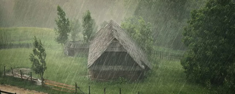 Almhütte im Regen