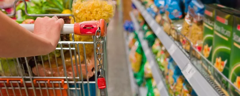 Frau mit Einkaufswagen im Supermarkt
