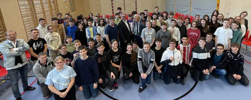 Die vier 4. Klassen der Mittelschule in Guntramsdorf beim Abschluss mit dem Bürgermeister und Jugendgemeinderat.