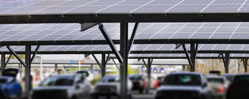 Parkplatz mit PV-Anlage