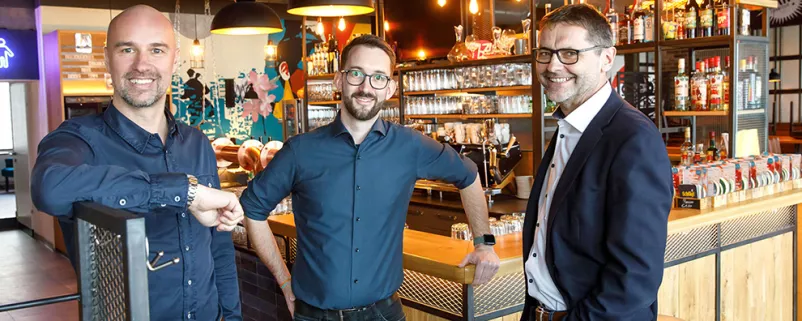 Christian Sageder, einer der vier AVORIS-Gründer, Gastro-Profi Roland Feyrer Schwarz, der das neue Wirtshaus klassischer Prägung führen wird, und Andreas Lindorfer, Bürgermeister von Rohrbach-Berg, freuen sich auf den gastronomischen Neustart.