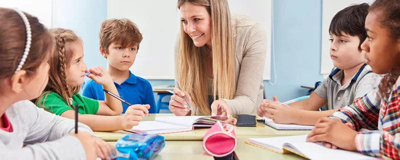 Lehrerin macht Hausaufgaben Betreuung