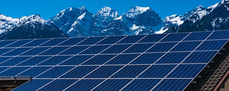 Solarpanele mit Bergblick