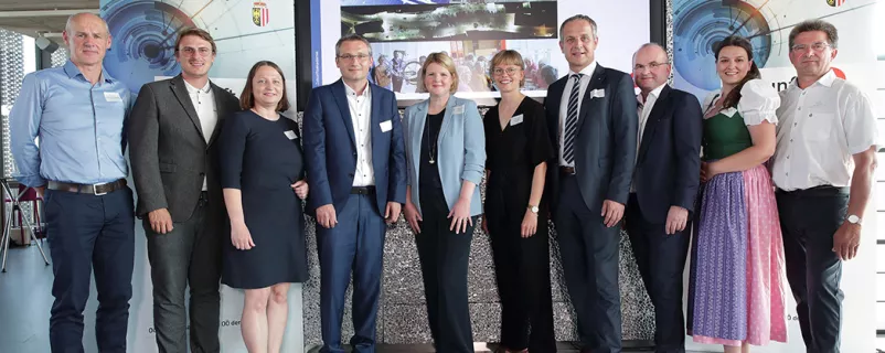 Norbert Miesenberger (Geschäftsführer Energiebezirk Freistadt), Armin Kaspar (Land OÖ), Birgit Zimmermann (Amtsleiterin der Marktgemeinde Altenberg bei Linz), Johann Lefenda (Leiter der Oö. Zukunftsakademie), Claudia Bienek (Innovators Club des Deutschen Städte- und Gemeindebundes), Maria Hamann (Initiatorin des Dorf.labors), Christian Mader (Präsident des OÖ Gemeindebundes), Franz Flotzinger (Landesgeschäftsführer des OÖ Gemeindebundes), Friederike Egger (Freiwilligen- und Gesundheitskoordinatorin des Vere