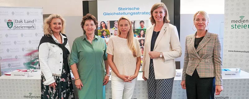 Pressekonferenz zum regionalen Gleichstellungsmanagement mit Alexandra Nagl, Landesrätin Ursula Lackner, Landesrätin Juliane Bogner-Strauß, Landesrätin Barbara Eibinger-Miedl und Daniela Adler.