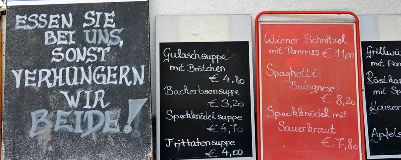 Tafeln bei einem Gasthaus im Stubaital