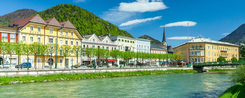 Bad Ischl - Ebenseer Traunpromenade mit dem Hotel Residenz Elisabeth und dem Hotel Austria, dem Fluss Traun mit der Elisabethbrücke und der Kirche 