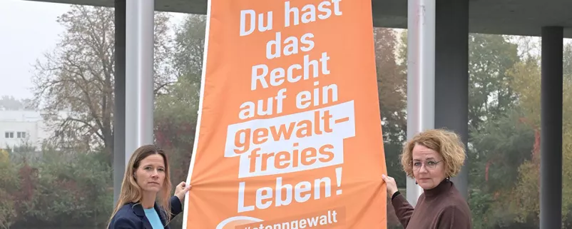 Elisabeth Cinatl, Sprecherin der NÖ Mädchen- und Frauenberatungsstellen, und Frauen-Landesrätin Christiane Teschl-Hofmeister
