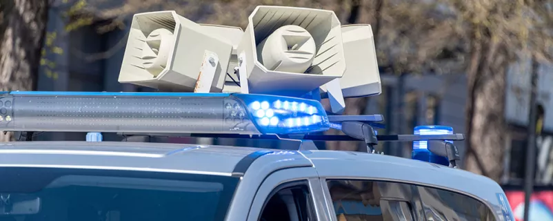 Polizeiauto mit Lautsprechern