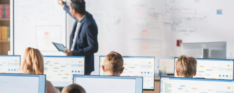 Schüler mit Computern