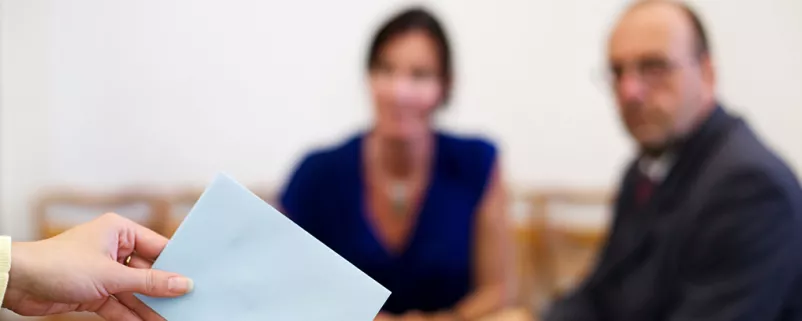 Wahlkuvert wird eingeworfen