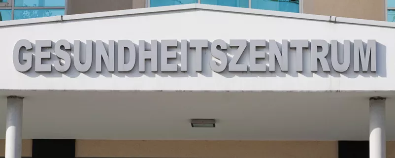 Gebäude mit Aufschrift "Gesundheitszentrum"
