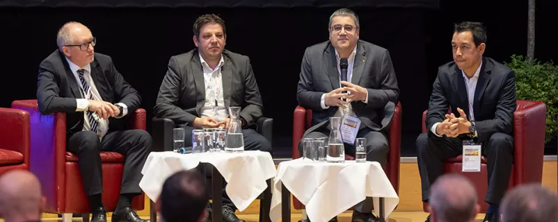 Andreas Kettenhuber (Kommunal-Kredit), Andreas Schneemann (Schneemann Energy Group), Markus Taschek und Walter Paffenhuemer (beide Raiffeisen) im Gespräch um Lösungen für Energiegemeinschaften.