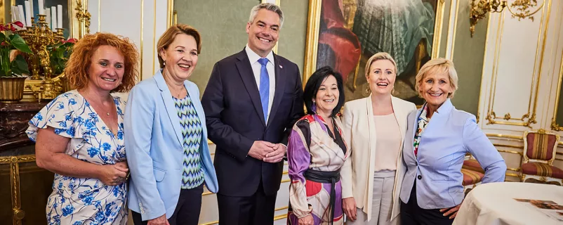 Vizebürgermeisterin Monika Teubenbacher-Schriefl, Gemeindebund-Vizepräsidentin Andrea Kaufmann, Bundeskanzler Karl Nehammer, Bundesratspräsidentin Margit Göll, Ministerin Susanne Raab und Bürgermeisterin a. D. Sonja Ottenbacher