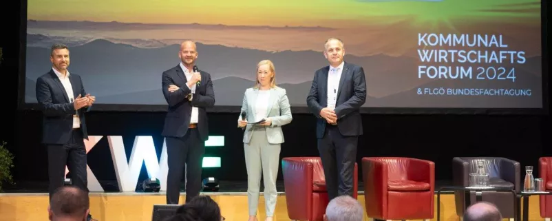 Martin Lang (Siemens), Kommunalverlag-Geschäftsführer Michael Zimper, Moderatorin Sabine Kronberger und Christian Mader, Chef des Oberösterreichischen Gemeindebundes eröffneten das Kommunalwirtschaftsforum.