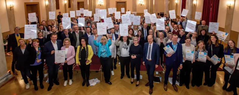 Familienministerin Susanne Raab überreichte gemeinsam mit Gemeindebund-Präsident Johannes Pressl und UNICEF-Geschäftsführer Christoph Jünger im Konzerthaus Klagenfurt die Zertifikate an die Vertreterinnen und Vertreter der neuen familienfreundlichen Gemeinden.