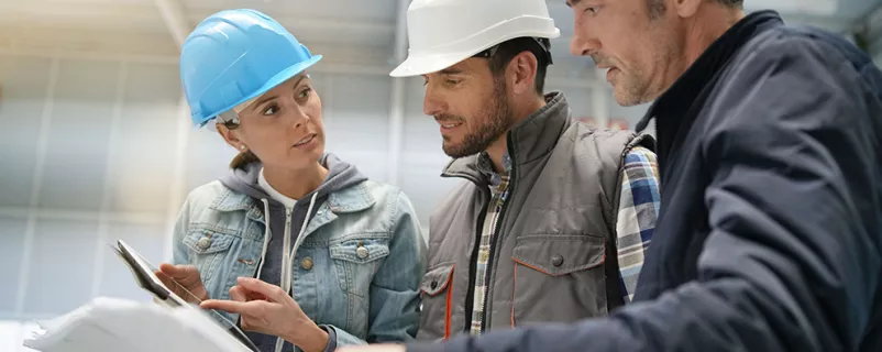 Menschen auf einer Baustelle