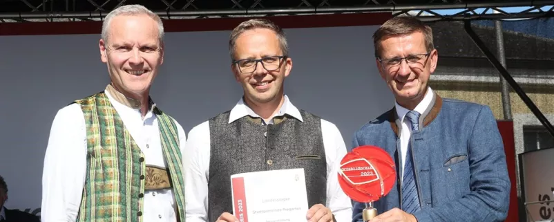 Generaldirektor Othmar Nagl von der OÖ. Versicherung als Kooperationspartner beim OÖ. Ortsbildpreis, Bürgermeister Fritz Robeischl, Pregarten, und Wirtschafts- und Raumordnungs-Landesrat Markus Achleitner.