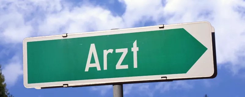 Schild mit Aufschrift "Arzt"