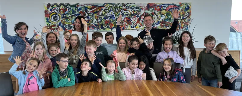 In Eugendorf begrüßen Vizebürgermeisterin Eveline Bayrhamer und Bürgermeister Robert Bimminger, die Kinder und berichten über die Arbeit der Gemeinde.