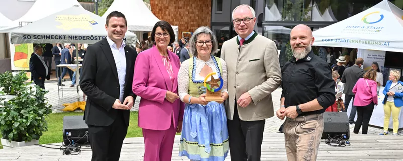 Martin Ruhrhofer, Geschäftsführer der Dorf- und Stadterneuerung, Obfrau Maria Forstner, Dorfheldin Sabine Bauer aus Sparbach, LH-Stellvertreter Stephan Pernkopf und Reinsbergs Bürgermeister Reinhard Nosofsky.