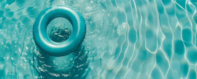 einsamer Schwimmreifen in einem Pool